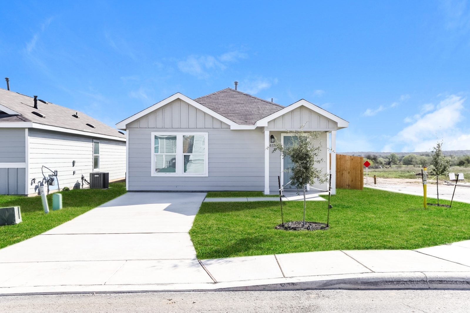 000 Front View 12278348
