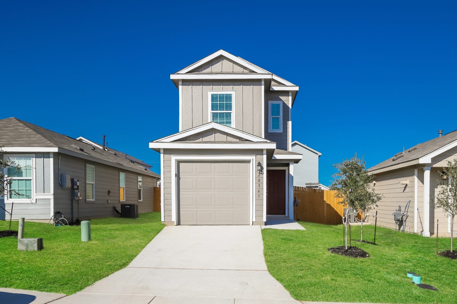 000 Front View 12278453