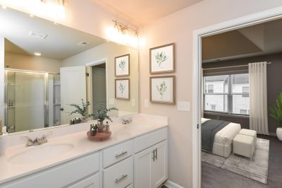 004 photo vs main bathroom 15150382