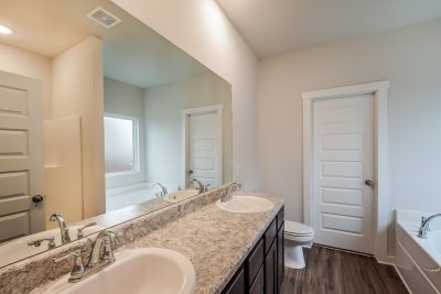 008 Main Bathroom ET42063