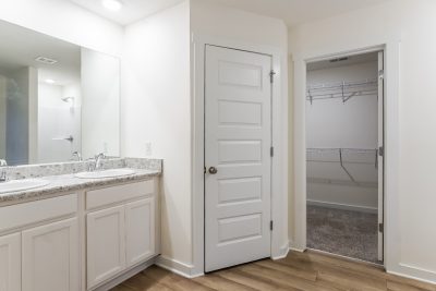 010 photo main bathroom 14020967