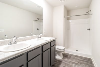 007 photo main bathroom 12808623