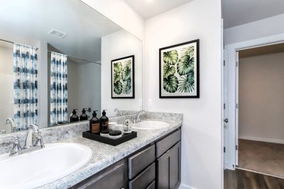 004 022 photo vs main bathroom 15157885