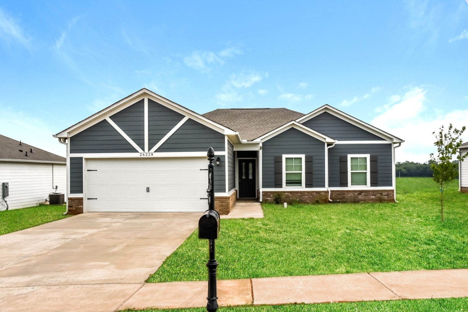 000 Front View 12943956