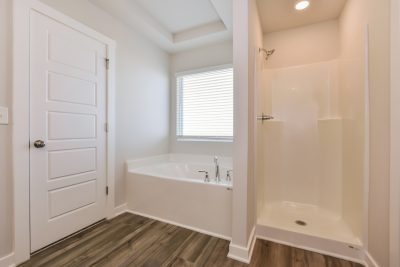 010 photo main bathroom 12547355