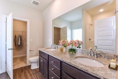 004 photo vs main bathroom 15182288