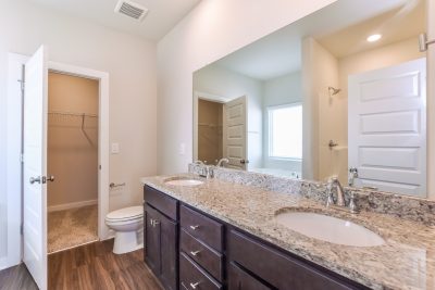 007 photo main bathroom 12546232