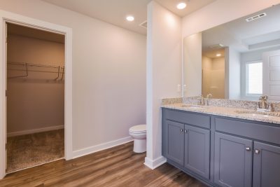 016 Main Bathroom ET45048