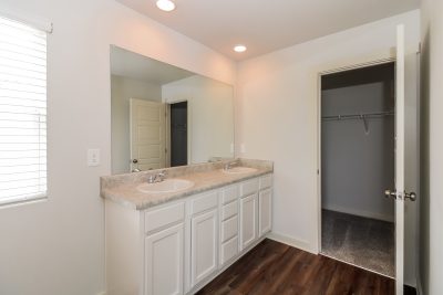 011 photo main bathroom 11268644