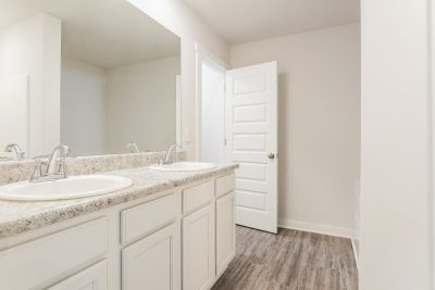 013 Main Bathroom ET42111