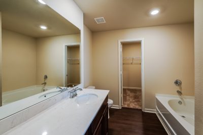 008 Main Bathroom ET51044