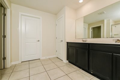007 photo main bathroom 13997292