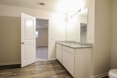 010 Main Bathroom ET81113