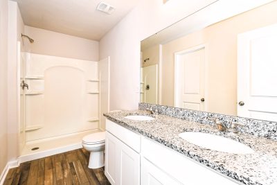 010 photo Main Bathroom 5a11c12a d457 4424 91a1 227a07cd0c1a