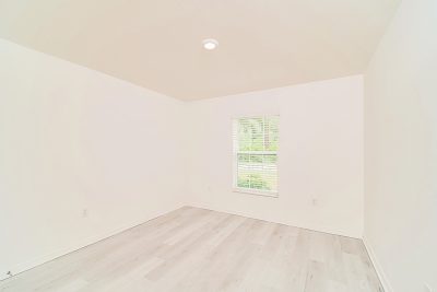 007 9 photo Main Bedroom 7f14a933 1d3a 4a3a 9d49 543e0762e60d