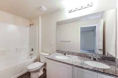 010 Main Bathroom ET31220