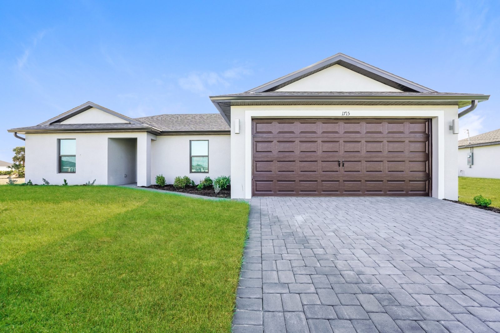 000 Front View 12585914