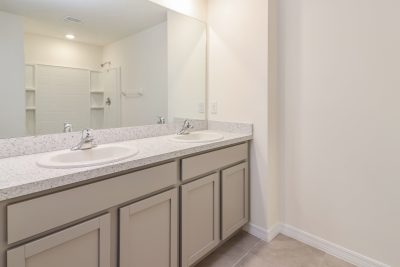 007 photo main bathroom 10401542