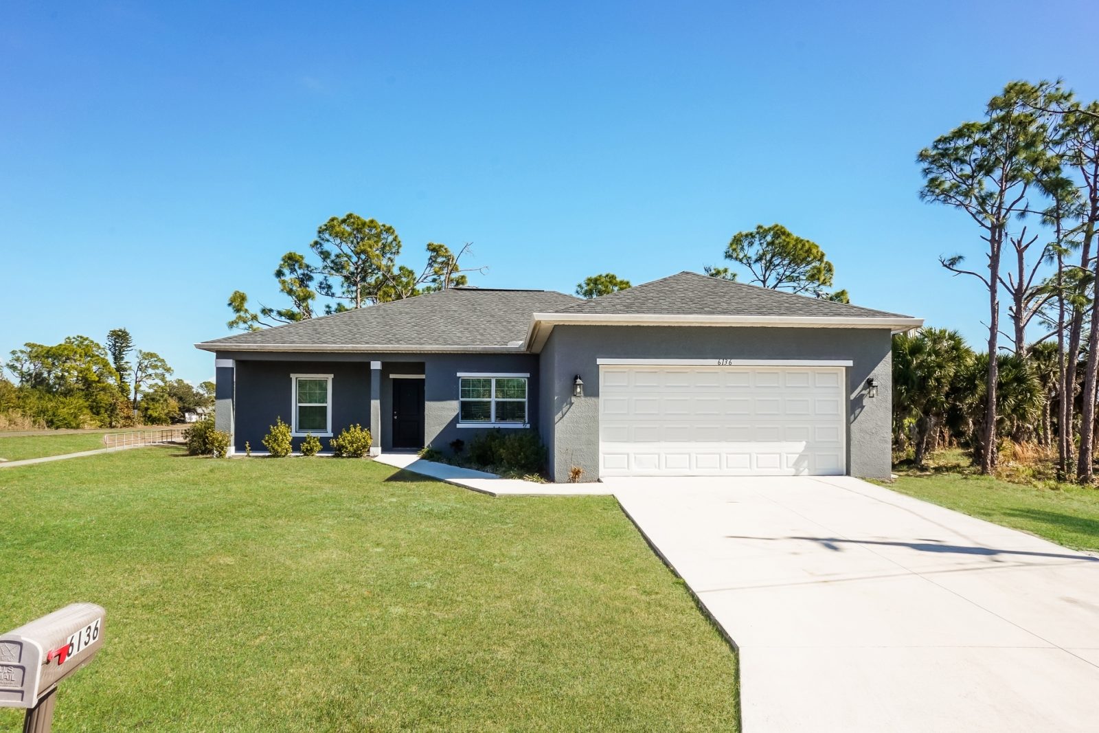 000 photo front view 15144978