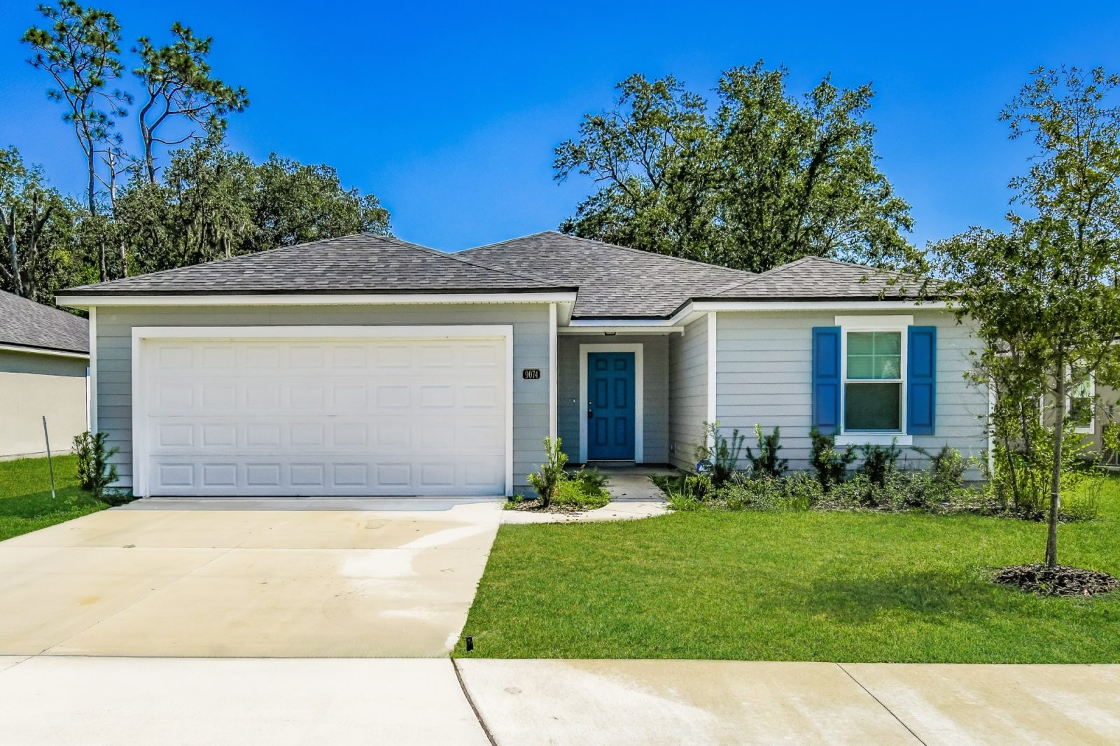 000 Front View 13159401