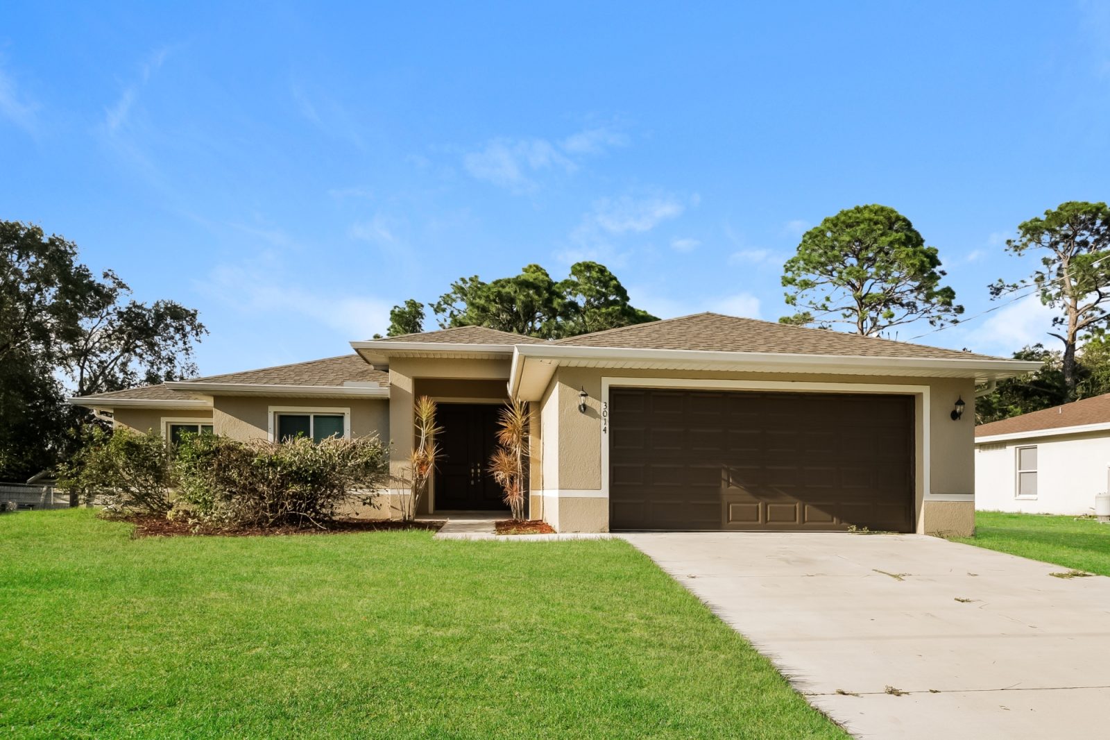 000 Front View 13126884