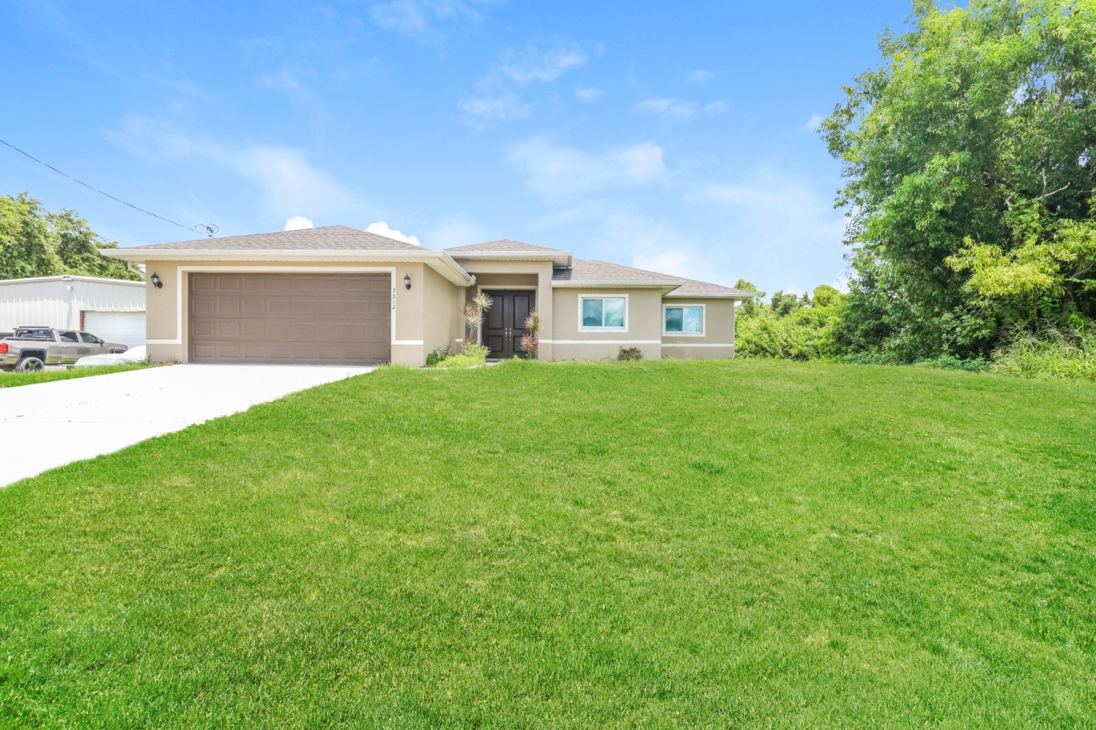 000 Front View ET21115