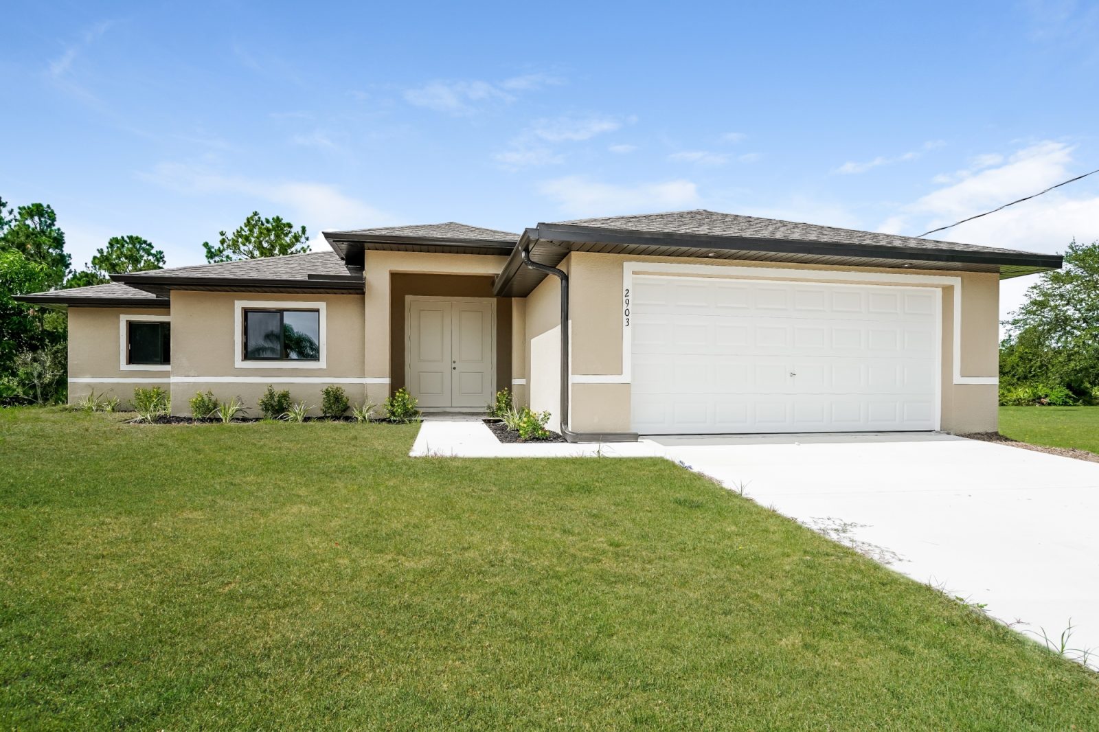 000 Front View 12866386