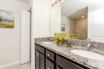 004 011 photo vs main bathroom 15112411