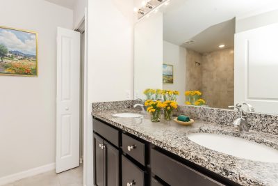 004 011 photo vs main bathroom 15112411