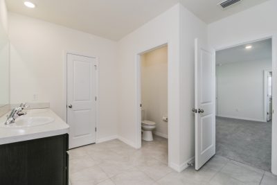 007 photo main bathroom 12780864