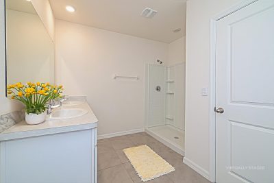 004 014 photo vs main bathroom 15124032