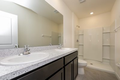 007 photo main bathroom 10305943