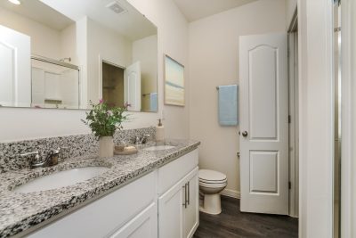 004 016 photo vs main bathroom 15157909