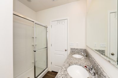 007 photo main bathroom 13669903