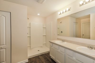 010 Main Bathroom ET42083