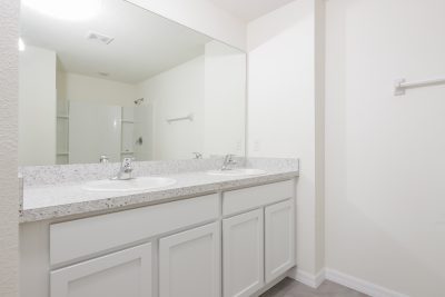 007 photo main bathroom 11002174