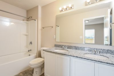 010 Main Bathroom ET11039