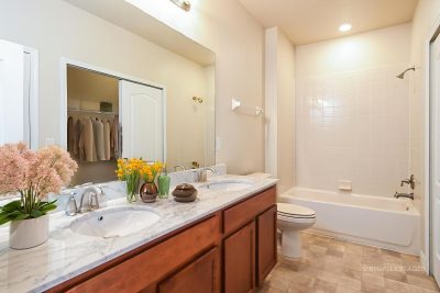 004-009 photo vs main bathroom 15124001