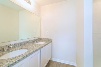 010 photo main bathroom 10017958 2