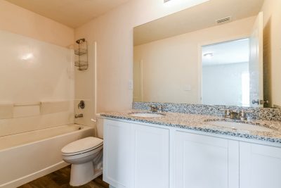 010 photo main bathroom 12577259