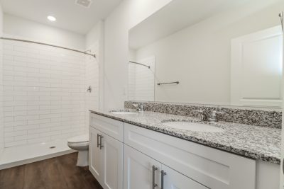 011 photo main bathroom 13909435