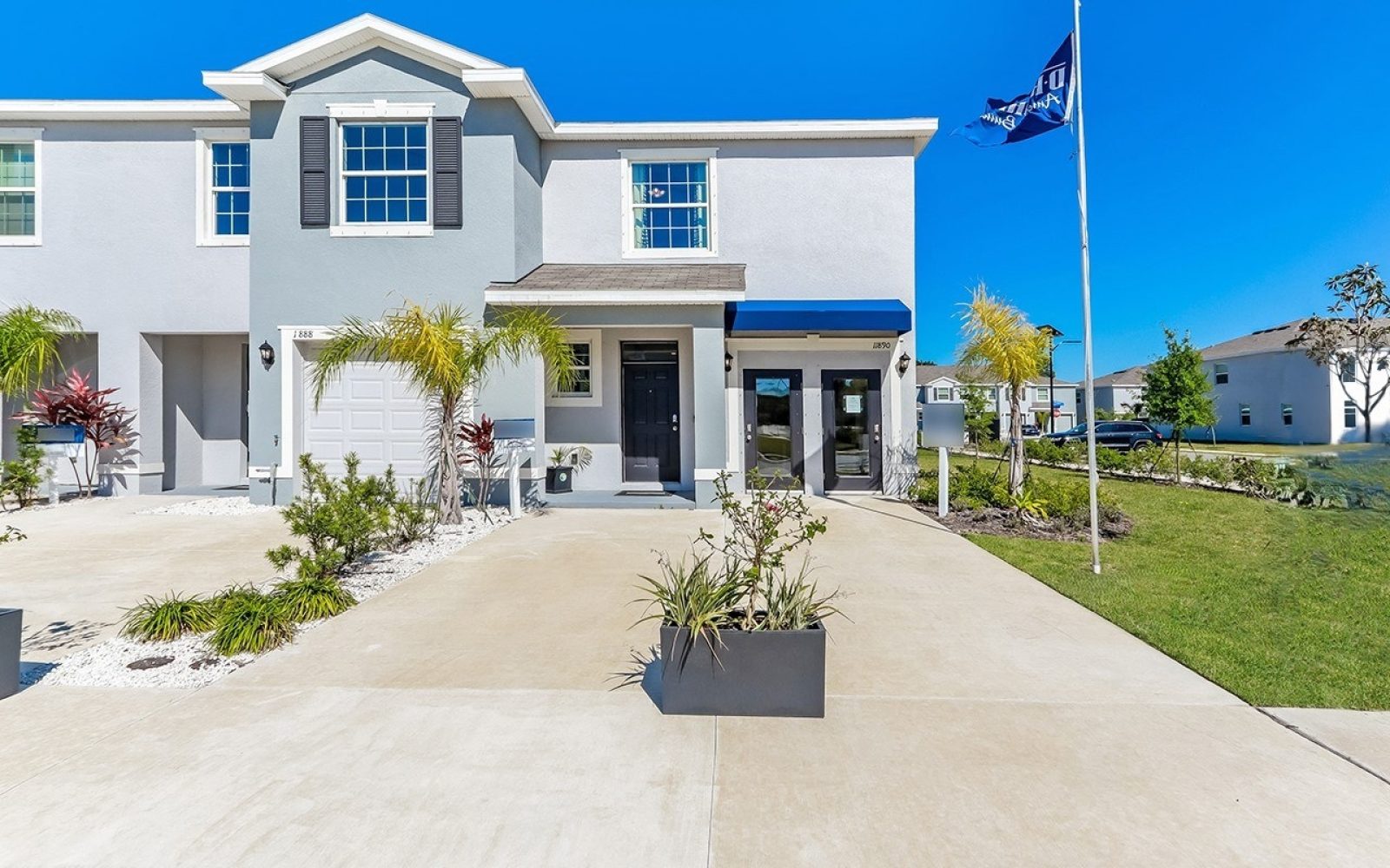 000 Front View 13673958
