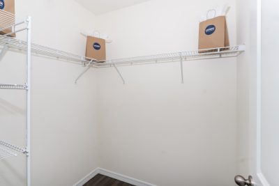 010 Walk In Closet EOH00047