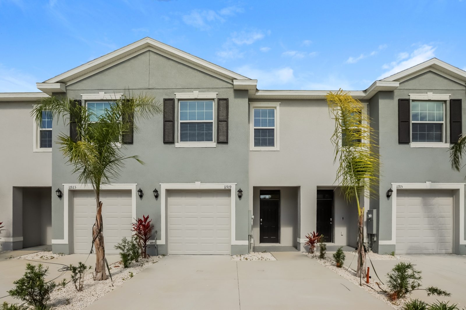 000 photo front view 13746798