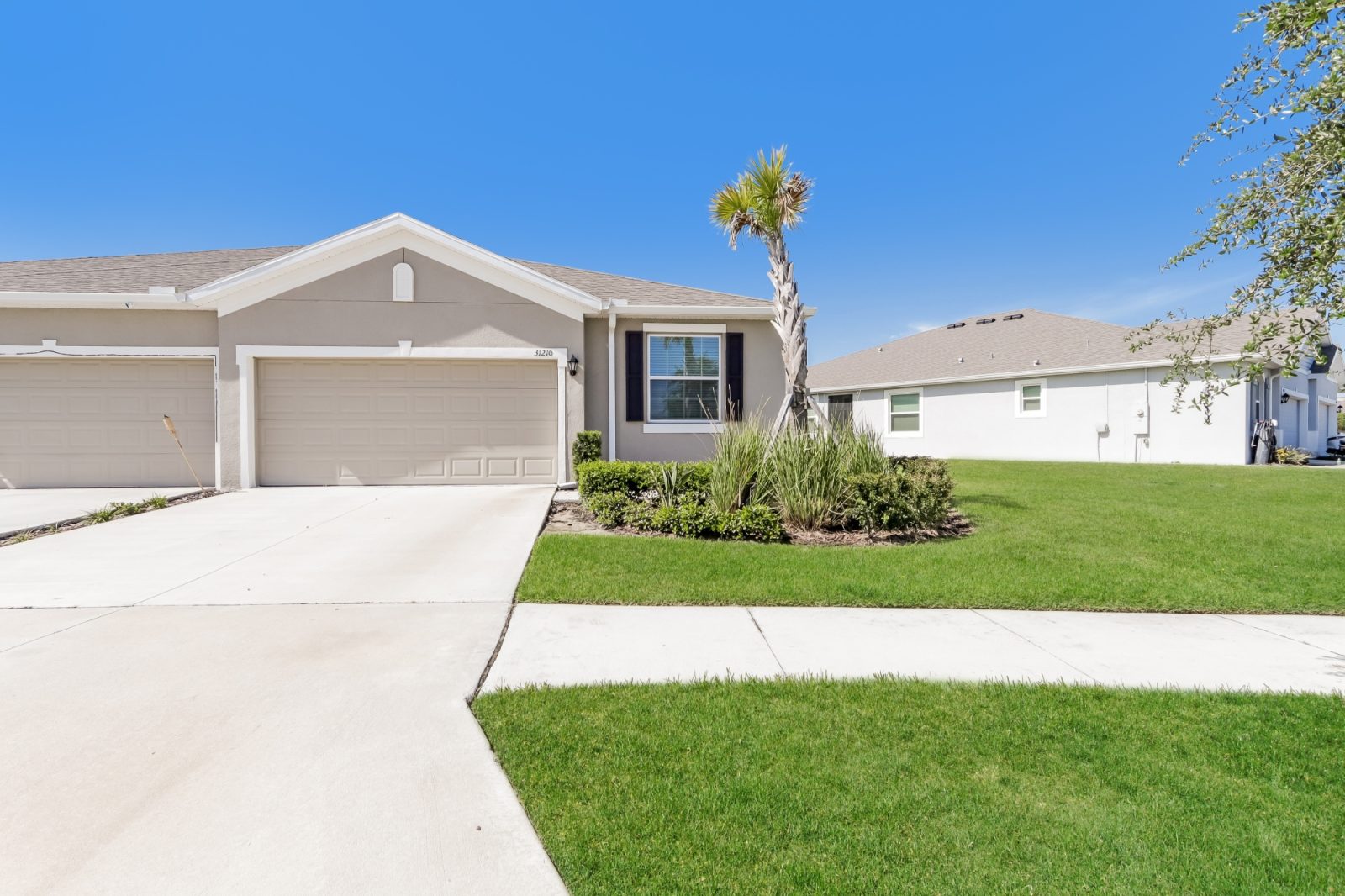 000 Front View 13908106