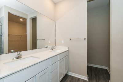 010 Main Bathroom ET41069