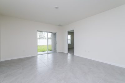004 Living Room ET61157