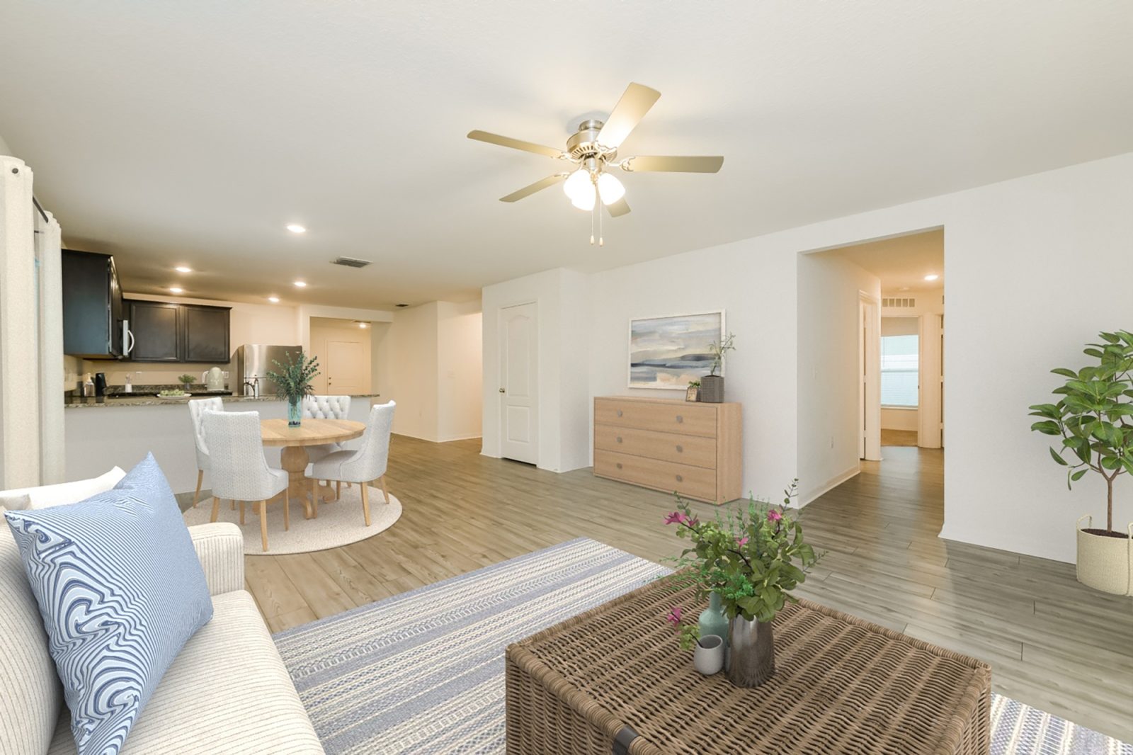 001 013 photo vs family room 15157684