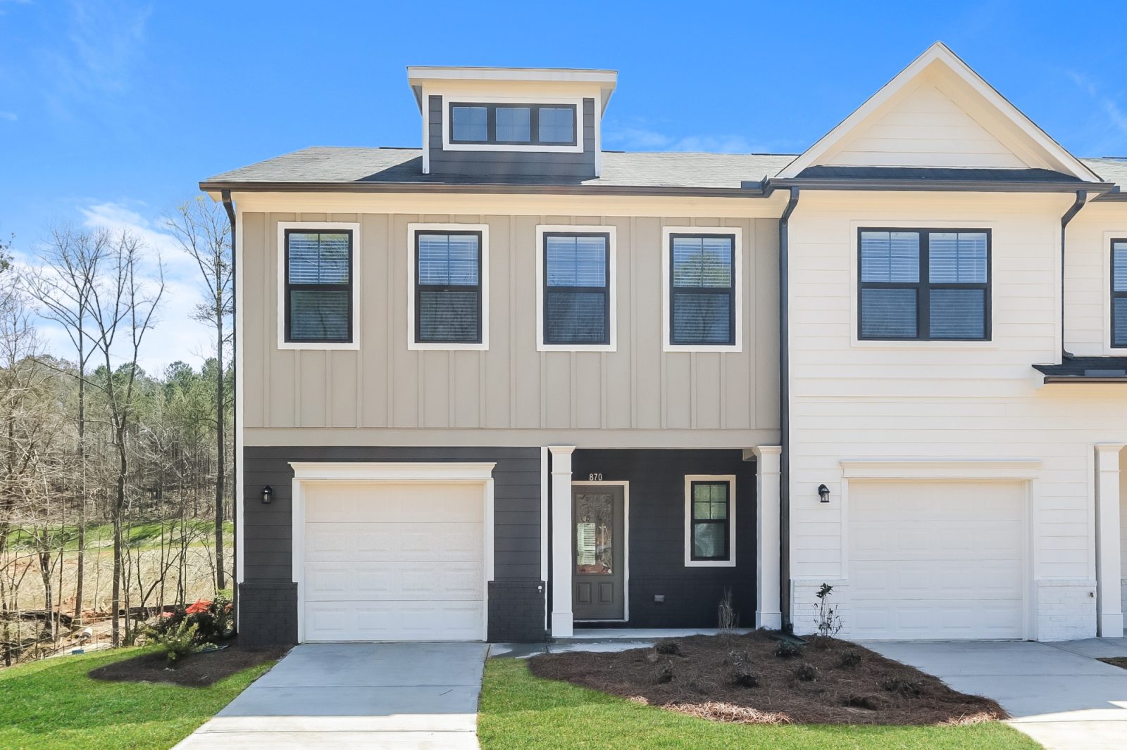 000 Front View 12616586