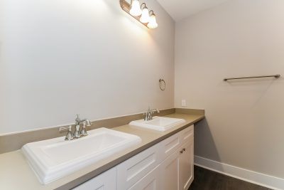 009 photo main bathroom 10020959